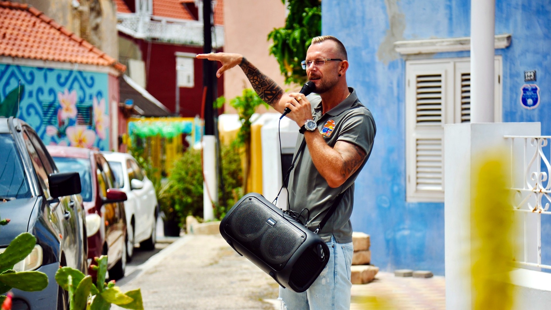 Guide begleitet eine Gästegruppe durch eine farbenfrohe Straße auf Curaçao