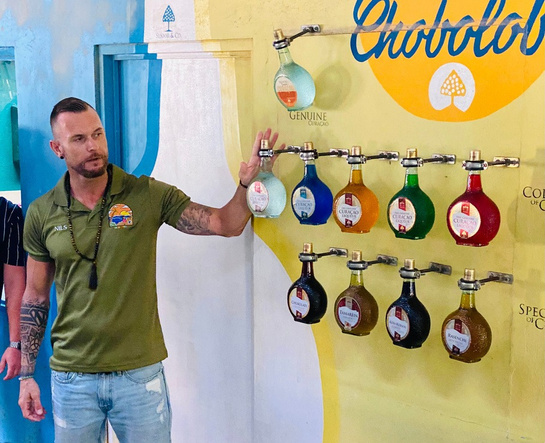 CuraVida-Bus vor dem Landhuis Chobolobo