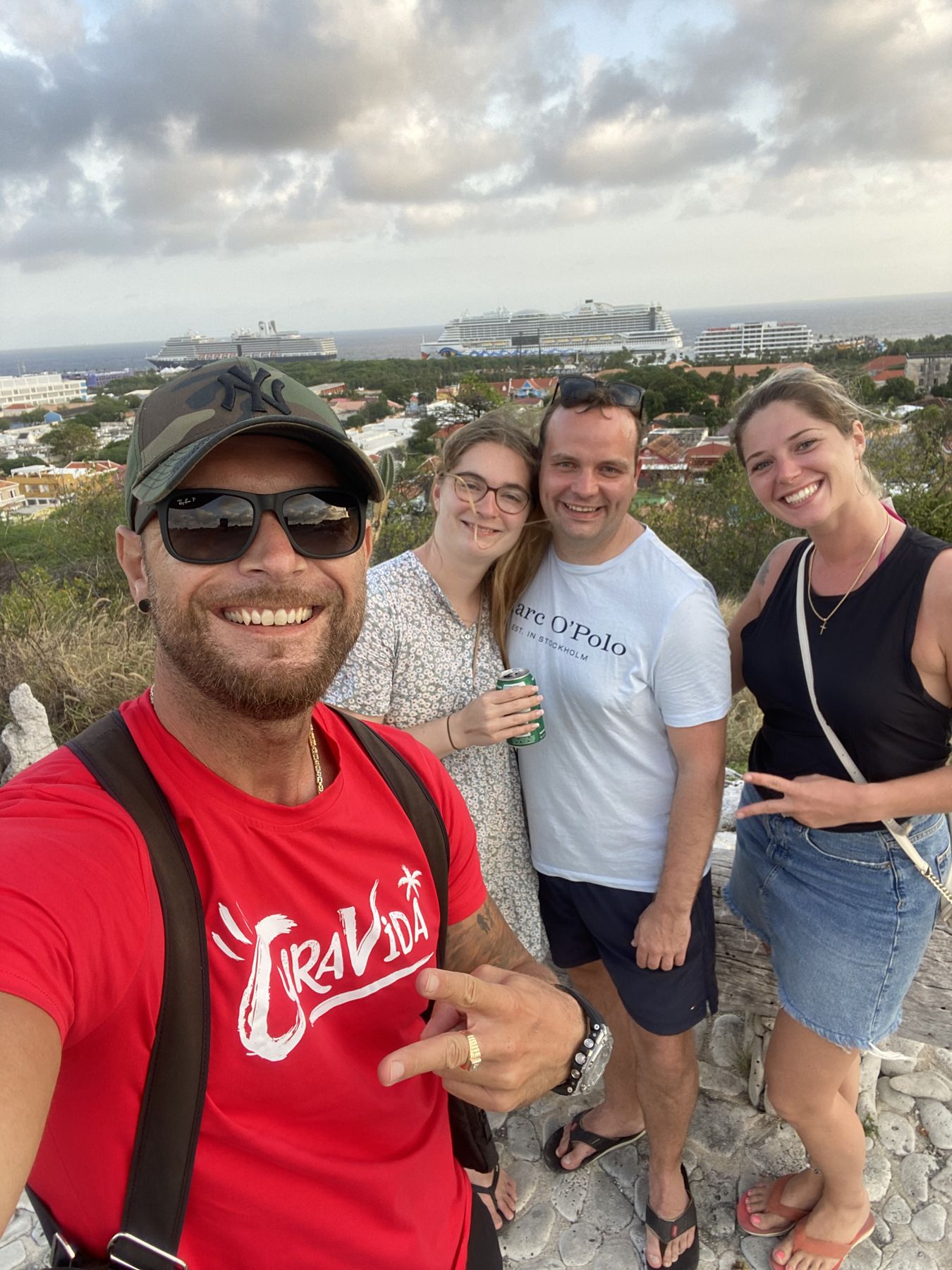 Guide von Next Level Travel mit Gästen während einer Inseltour auf Curaçao