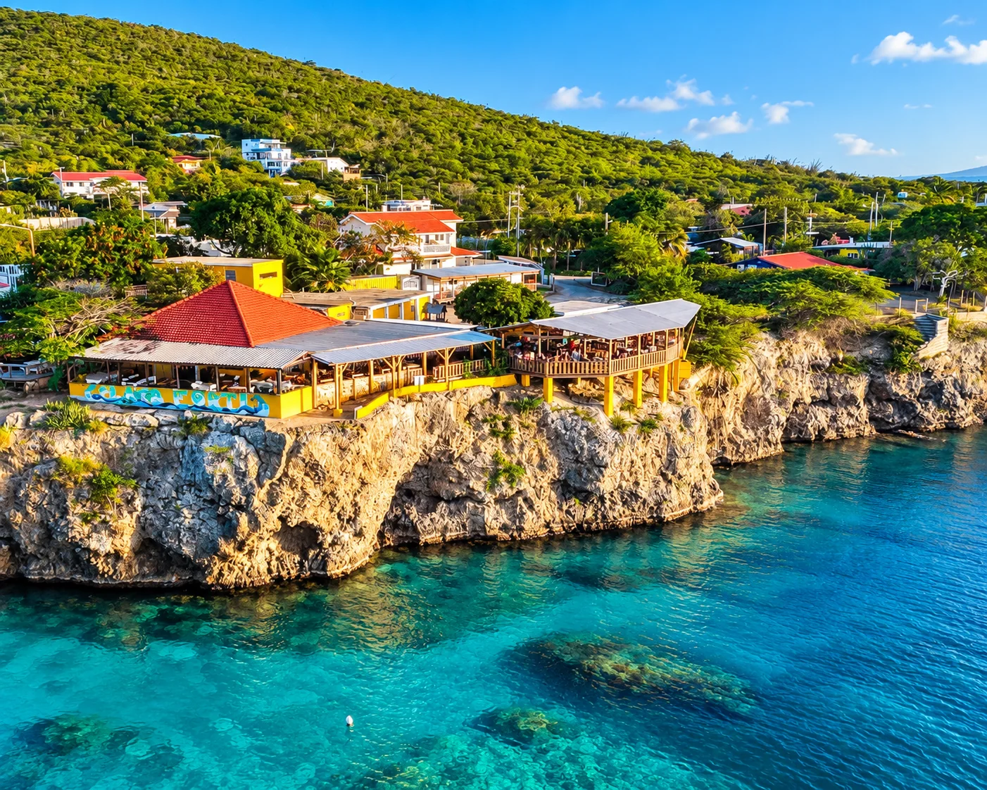 Restaurante y acantilado en Playa Forti