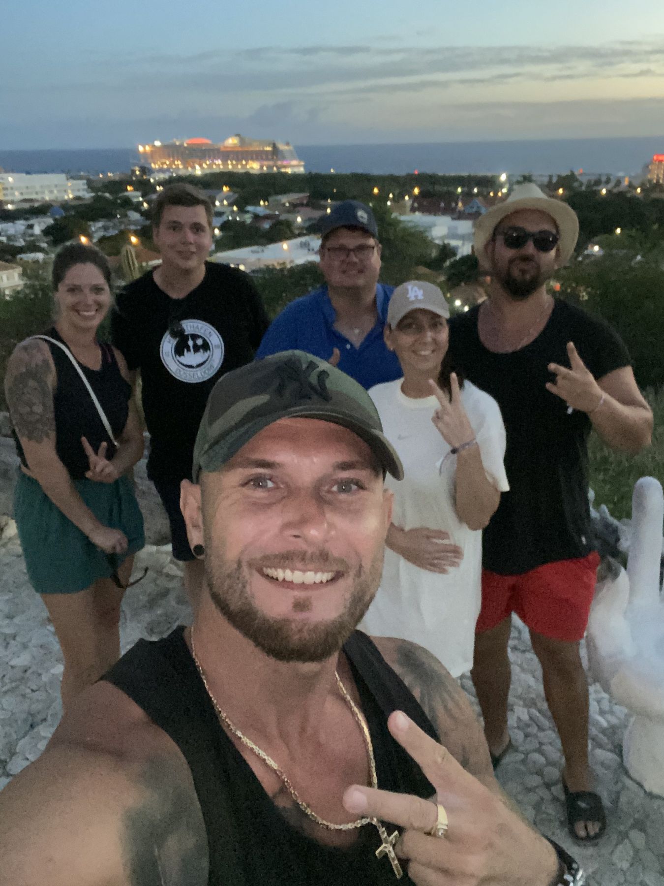 Guide von Next Level Travel mit Gästen während einer Inseltour auf Curaçao