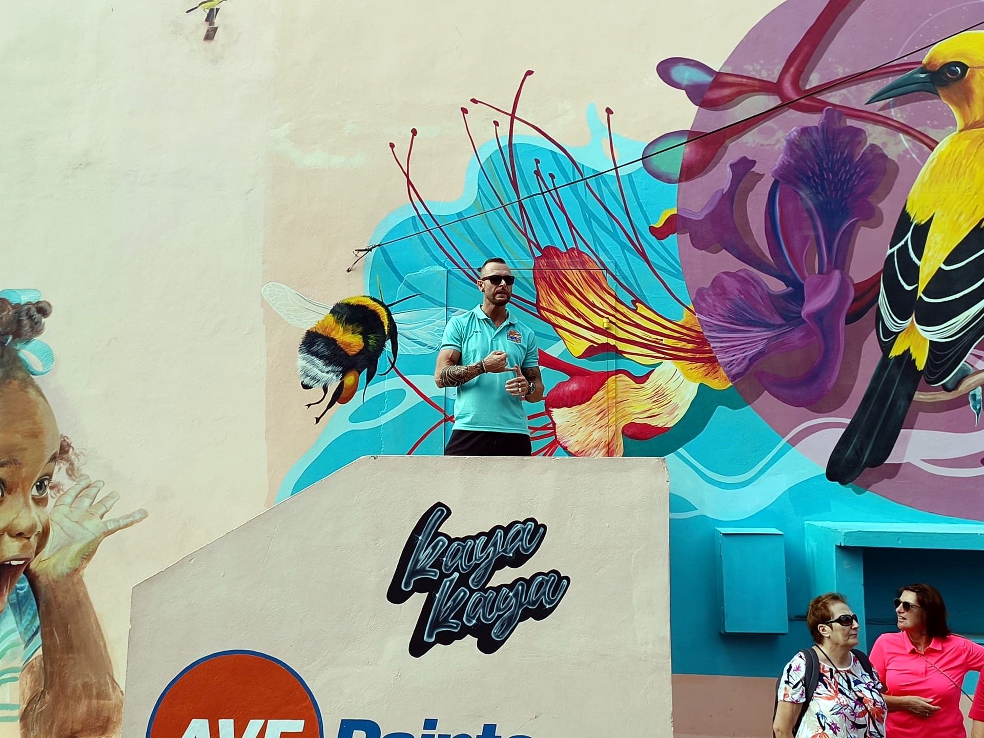 Guide Nils vor Streetart im Viertel Kaya Kaya