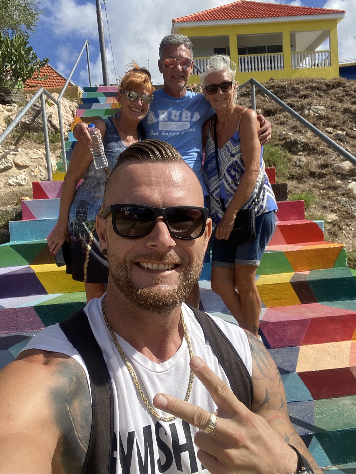 Guide von Next Level Travel mit Gästen während einer Inseltour auf Curaçao