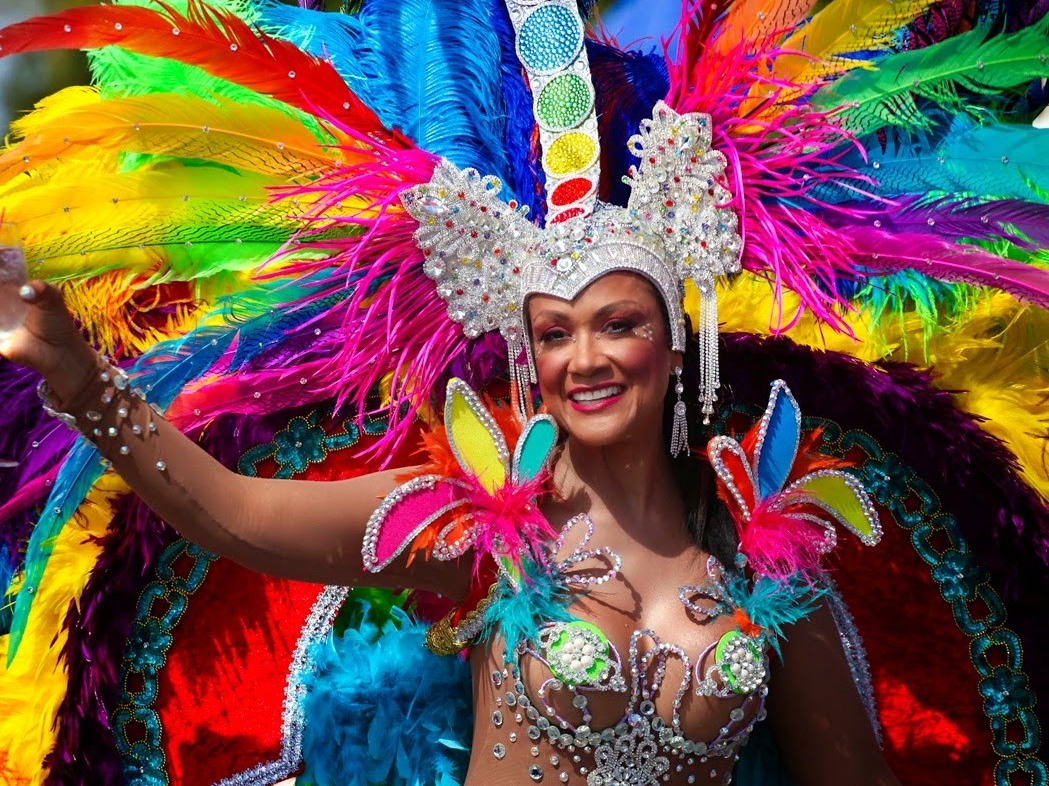 Tänzerin im farbenfrohen Kostüm beim Karneval auf Curaçao