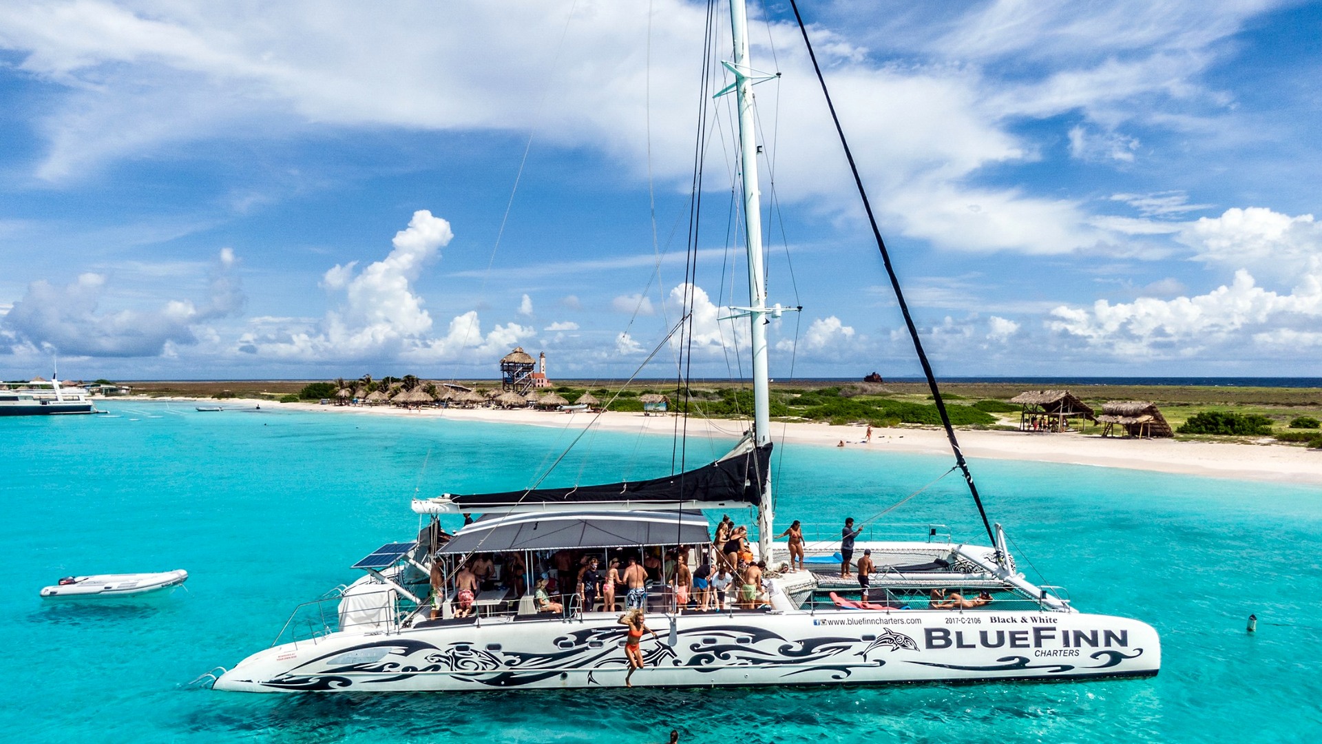 Katamaran auf türkisfarbenem Wasser vor Curaçao