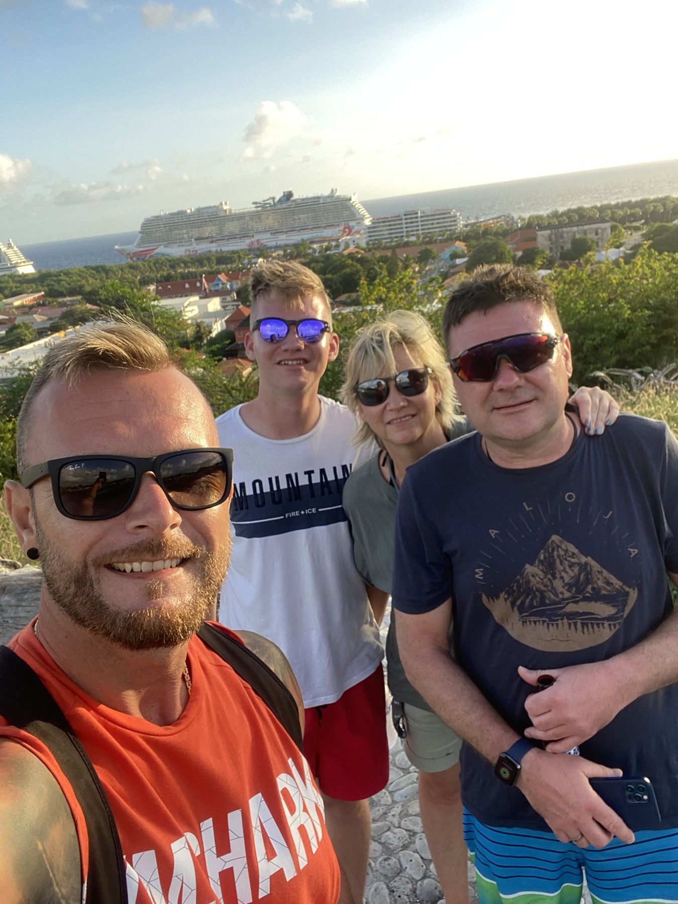 Guide von Next Level Travel mit Gästen während einer Inseltour auf Curaçao