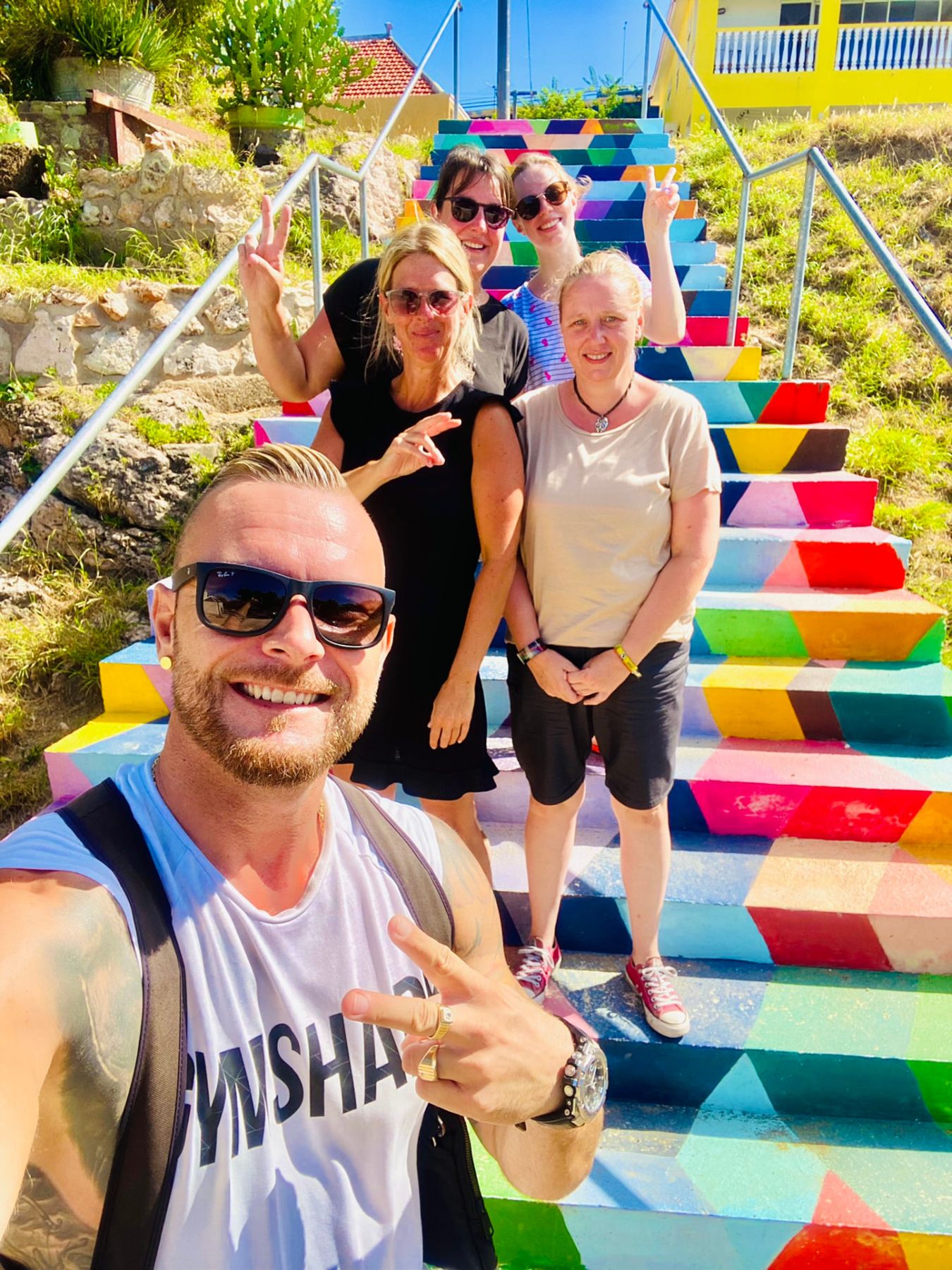 Guide von Next Level Travel mit Gästen während einer Inseltour auf Curaçao