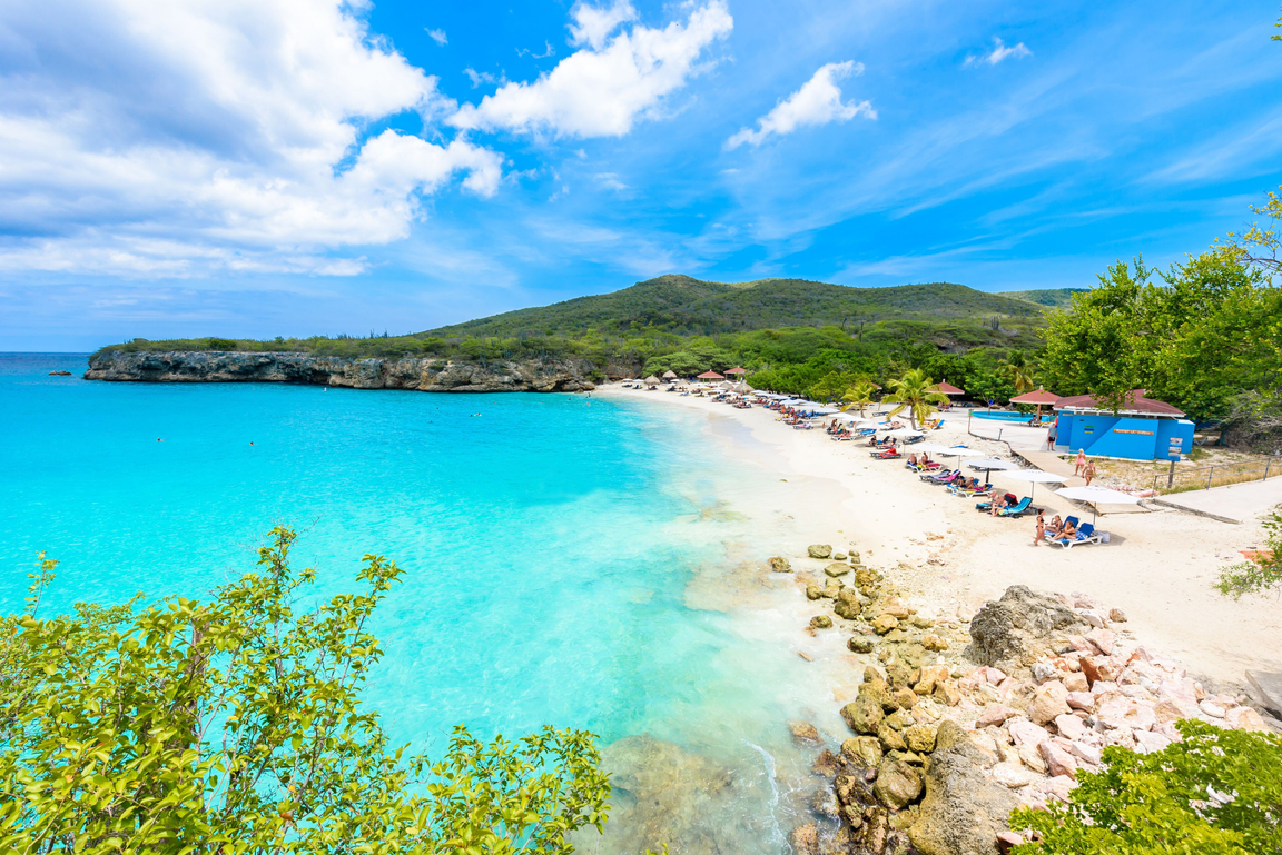 Türkisfarbene Bucht mit weißem Sandstrand bei Grote Knip