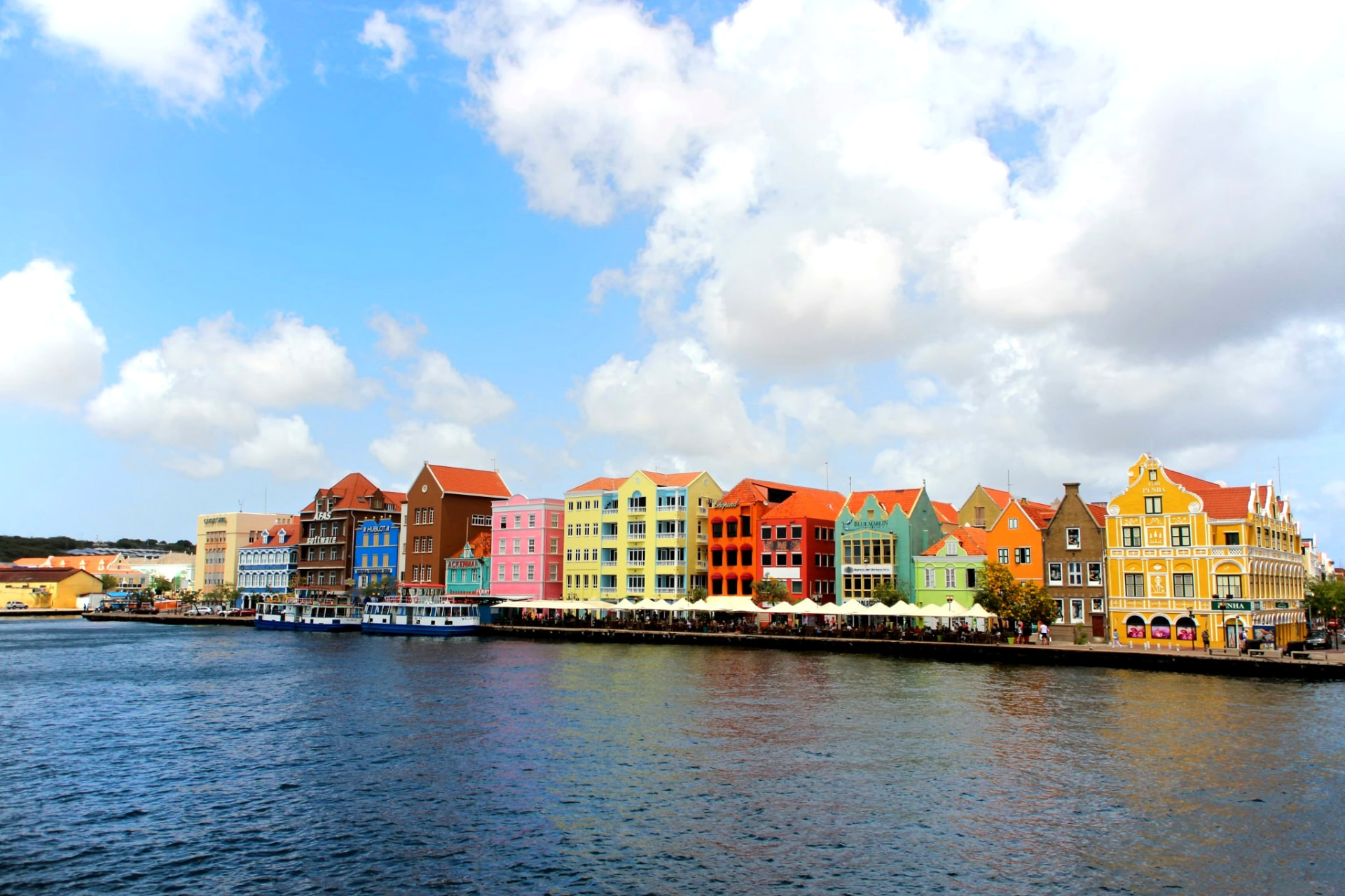 Bunte Kolonialhäuser an der Handelskade in Willemstad