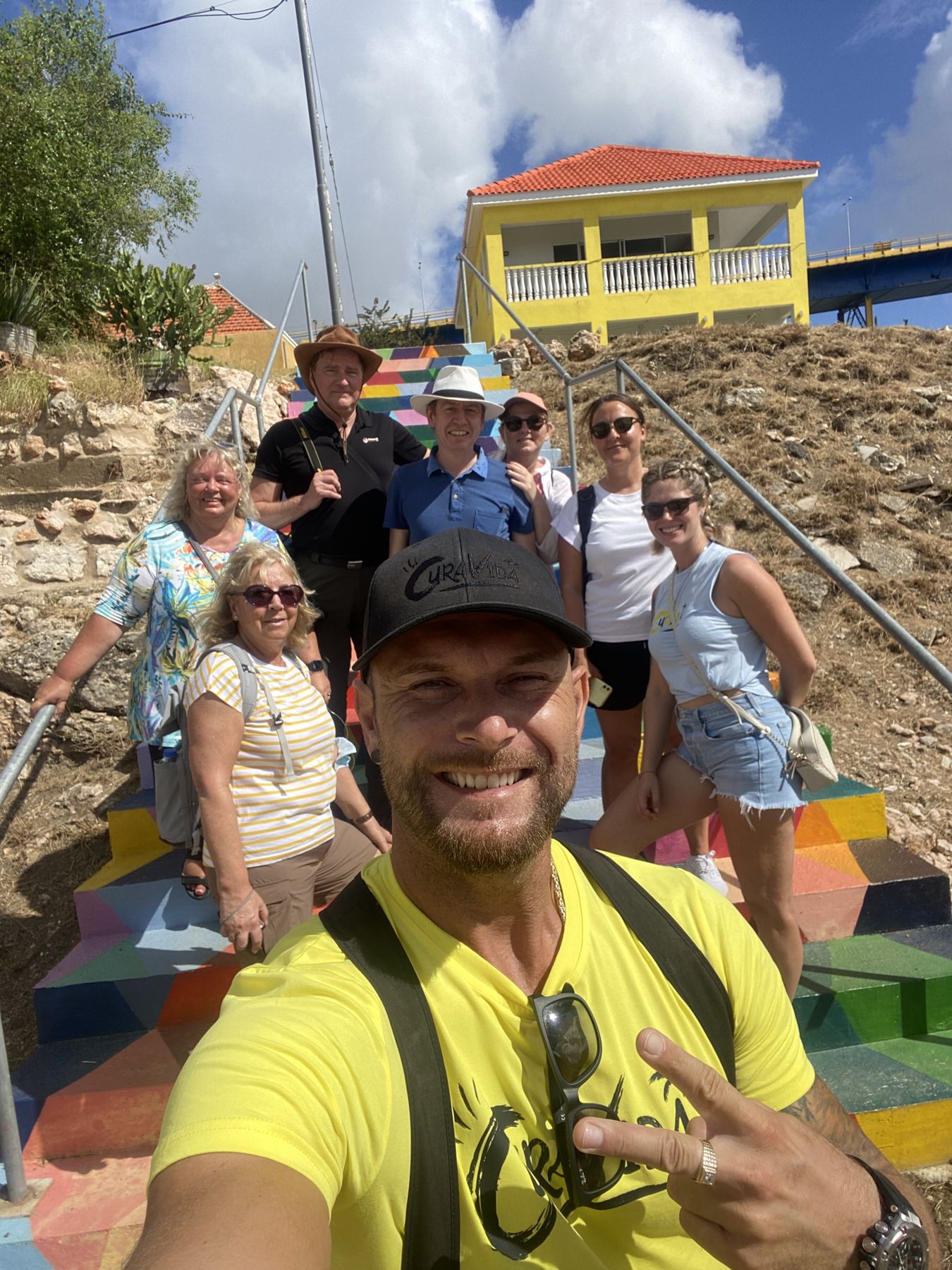 Guide von Next Level Travel mit Gästen während einer Inseltour auf Curaçao