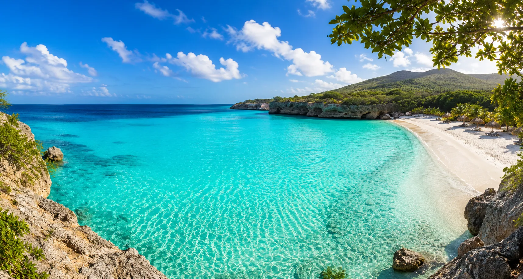 Türkise Bucht mit weißem Sandstrand auf Curaçao