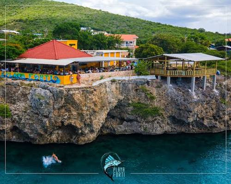 Restaurant und Klippe am Playa Forti